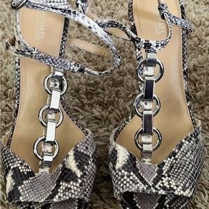 UEC MICHAEL Michael Kors Black and White Heels with Chain Detail